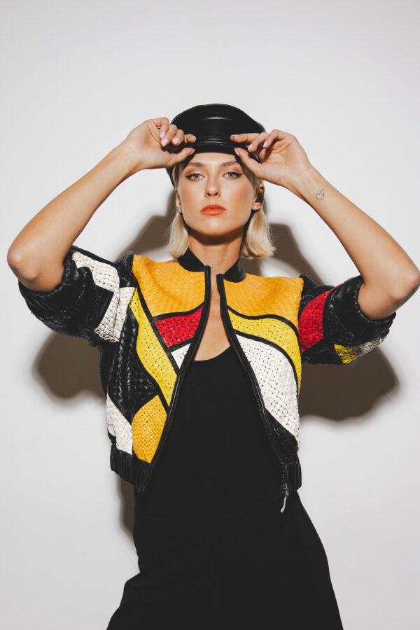 Chaqueta con un giro audaz y dinámico - Imagen 2